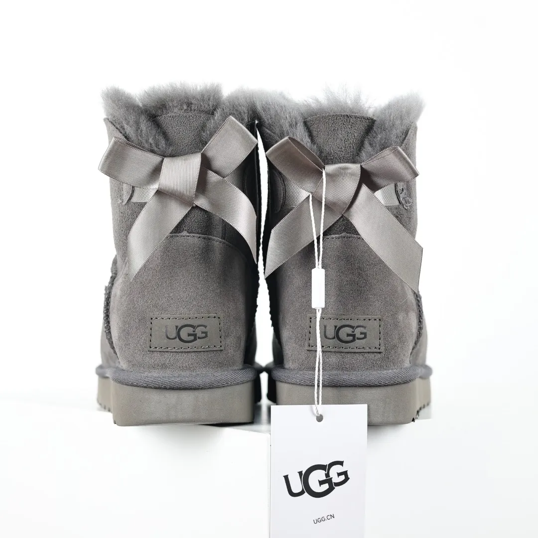 Pick up locally 💰600 Core recommended good price Independently developed original outsole and cashmere insole to keep you warm in winter and suitable for home use. In the new year, uug launched a style series, which is partially geared towards the preferences of young consumers and has also moved to the forefront of fashion trends. Shoe body material Water-repellent coated suede upper 17 mm UGGPURE™ implanted wool insole Lightweight non-slip comfortable rubber outsole With brand LOGO trademark Comes with a full set of packaging Size: 35 36 37 38 39 40